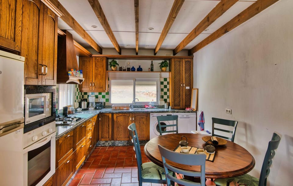 Kitchen or kitchenette, Dining area, dishwasher