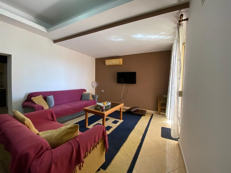 Communal lounge/ TV room, TV and multimedia, Living room, Seating area, Evening entertainment, air conditioner