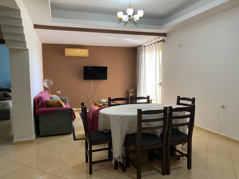 Communal lounge/ TV room, TV and multimedia, Living room, Seating area, Dining area, Evening entertainment, air conditioner