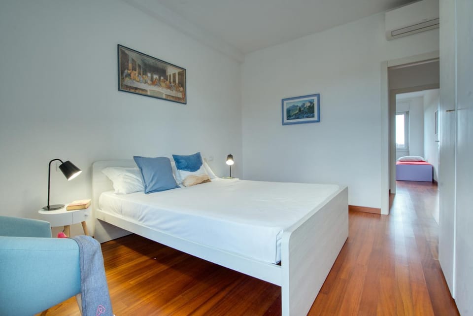 Bed, Photo of the whole room, Bedroom, microwave, air conditioner