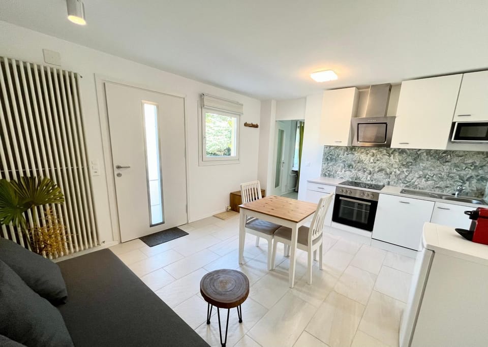 Living room, Dining area, dishwasher, minibar, pet friendly, toaster, kitchen