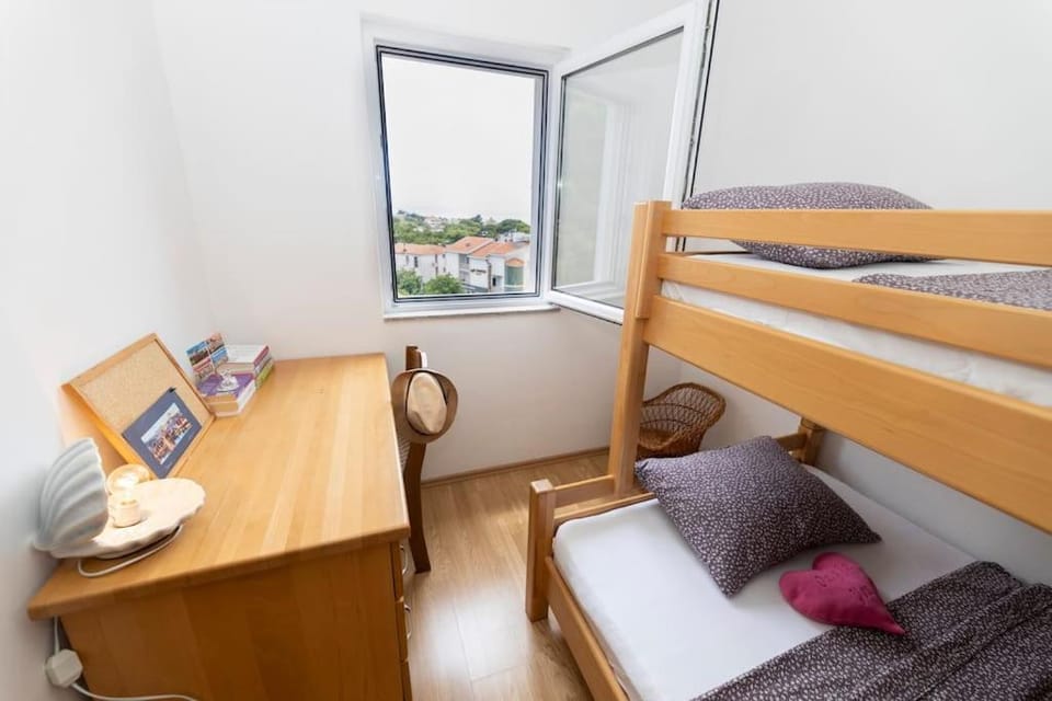 Smile Beach Family Apartment, garage free parking, city centar located Apartment in Makarska