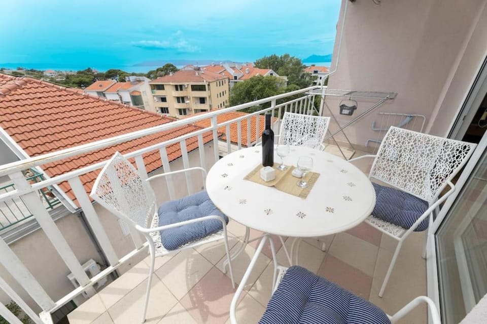 Smile Beach Family Apartment, garage free parking, city centar located Apartment in Makarska