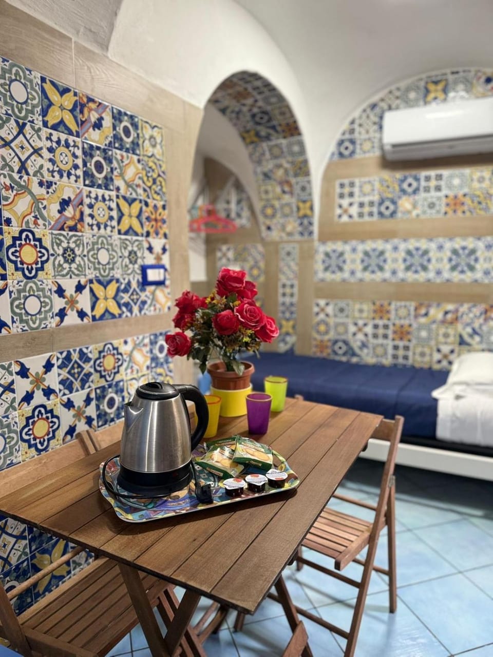 Bed, Photo of the whole room, Seating area, Dining area, Bedroom, air conditioner