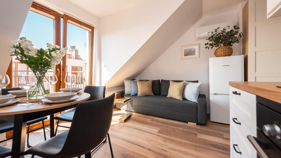 Bed, Kitchen or kitchenette, Living room, Seating area, Dining area