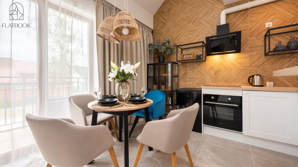 Kitchen or kitchenette, Dining area, oven, stove