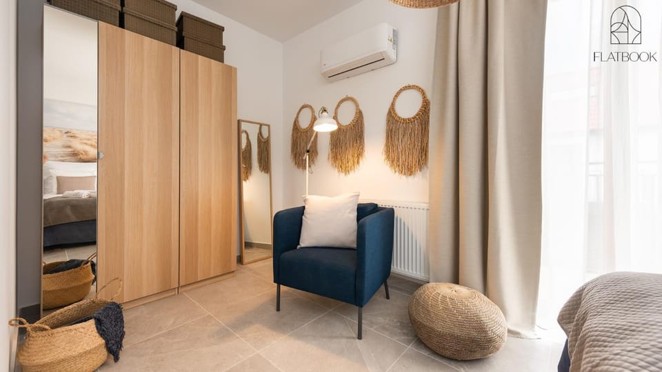 Bed, Photo of the whole room, Seating area, Bedroom, wardrobe, air conditioner