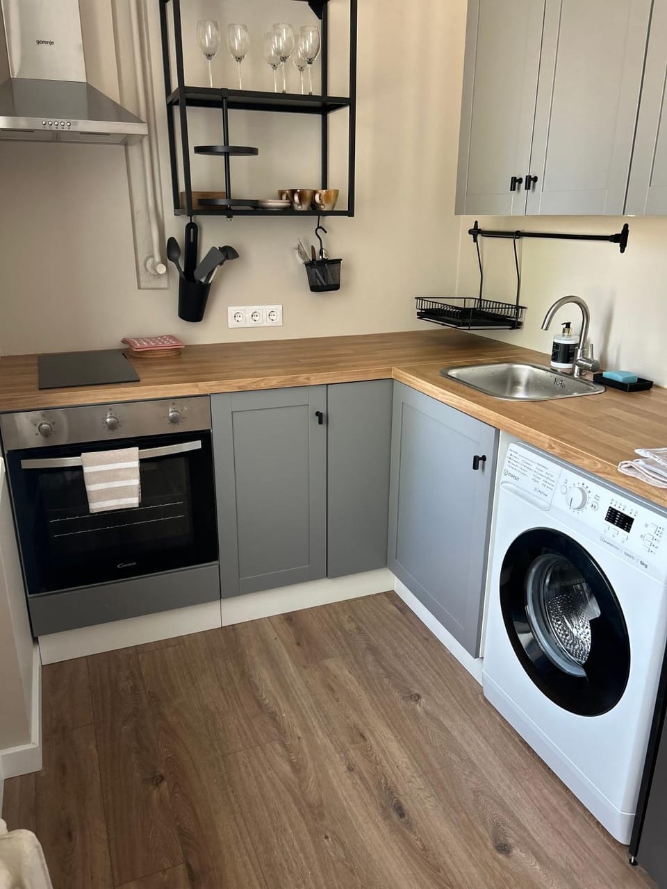 Kitchen or kitchenette, pet friendly, stove, washing machine