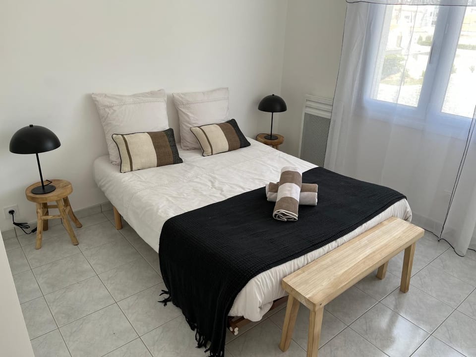 Bed, Bedroom, towels