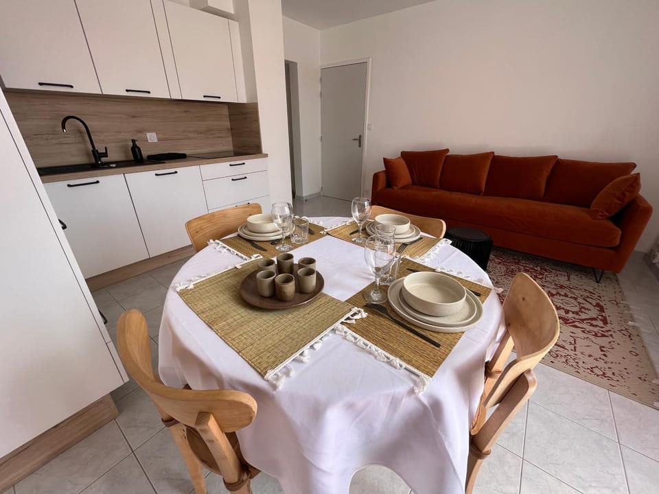 Kitchen or kitchenette, Living room, Food and drinks, Dining area, Food