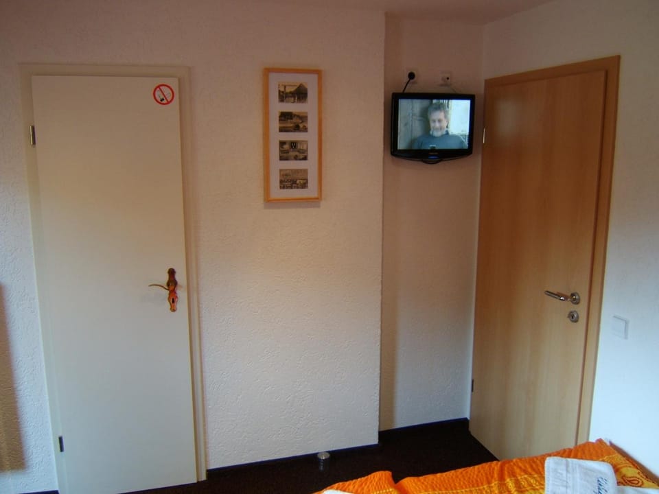 TV and multimedia, Photo of the whole room, Bedroom
