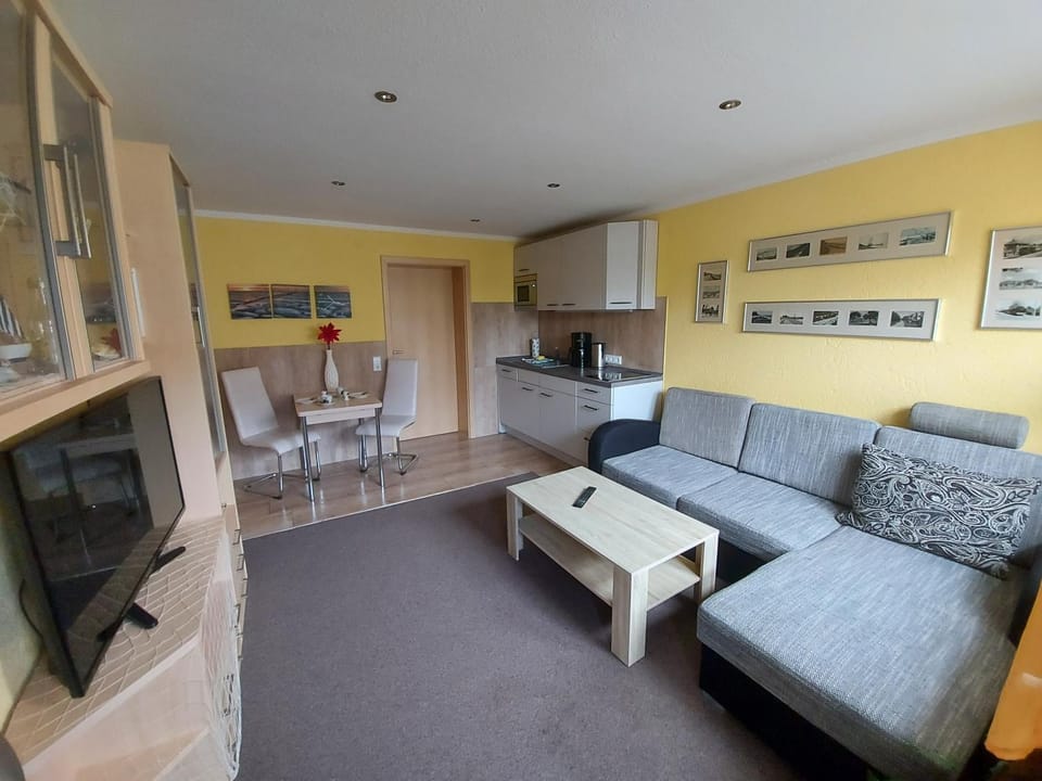 TV and multimedia, Kitchen or kitchenette, Living room, Seating area, Dining area