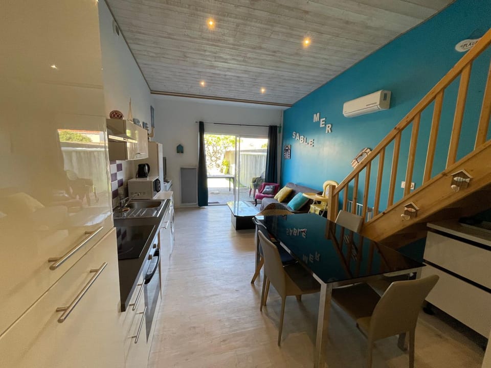 Kitchen or kitchenette, Seating area