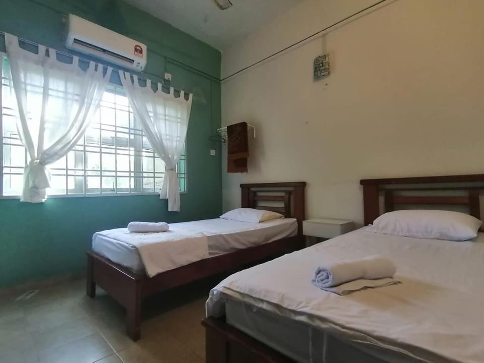Bed, Bedroom, towels, air conditioner