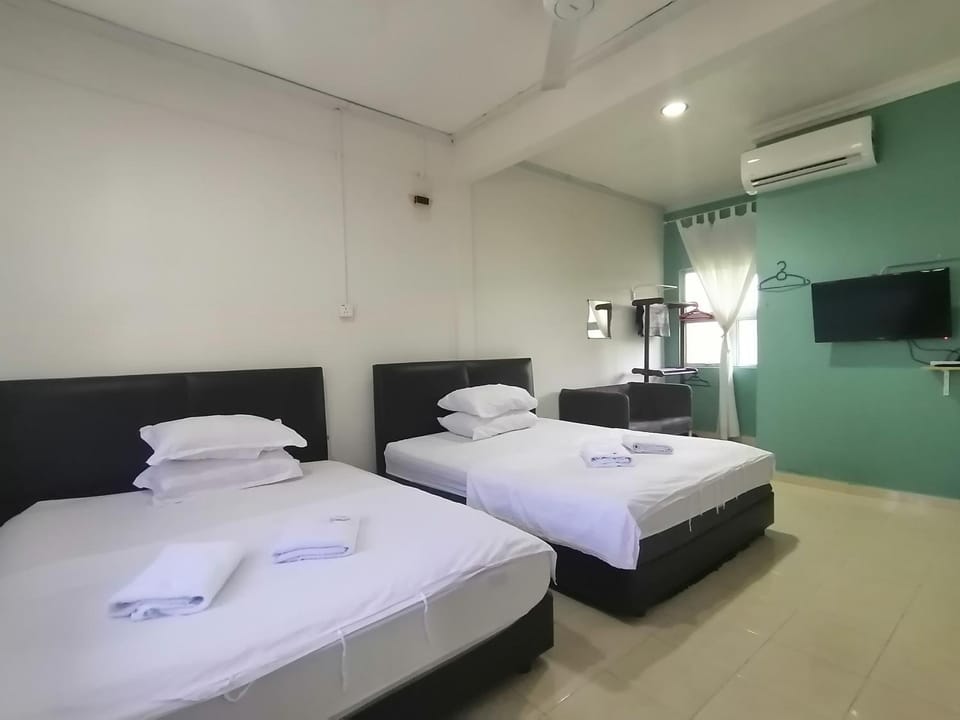 Bed, TV and multimedia, Photo of the whole room, Bedroom, towels, air conditioner