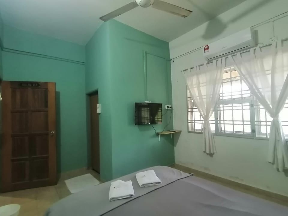 Bed, TV and multimedia, Photo of the whole room, Bedroom, fireplace, air conditioner