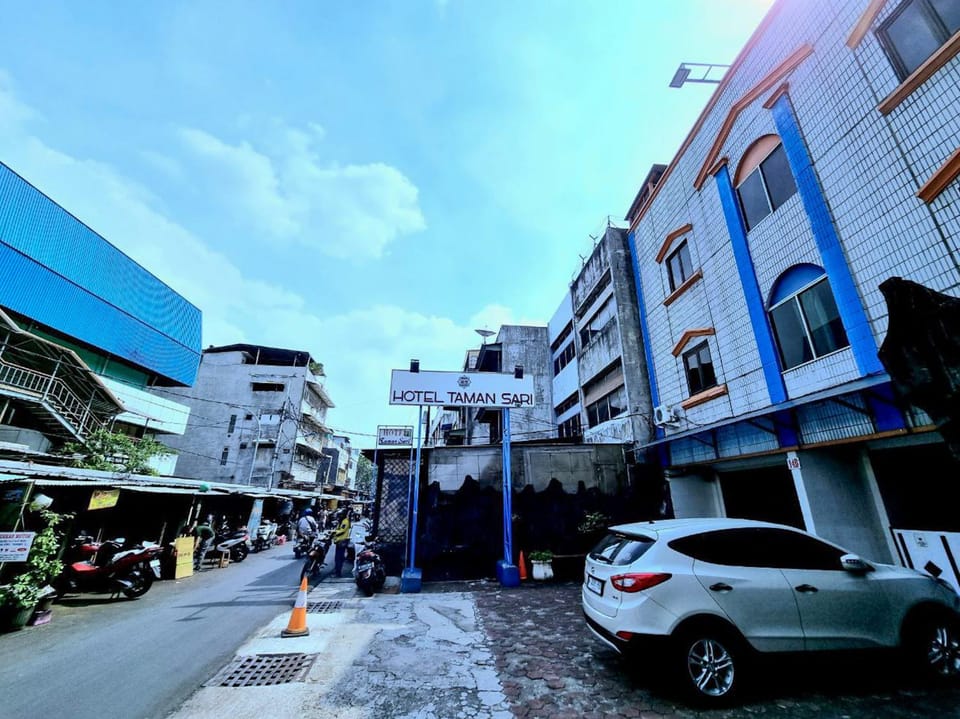 Property building, Neighbourhood, Street view, Parking