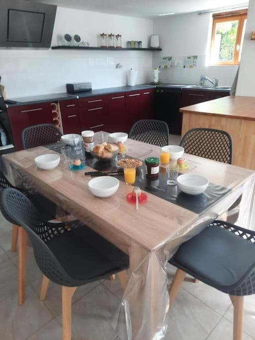 Kitchen or kitchenette, Dining area