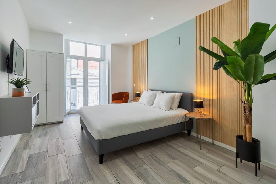 Bed, TV and multimedia, Bedroom