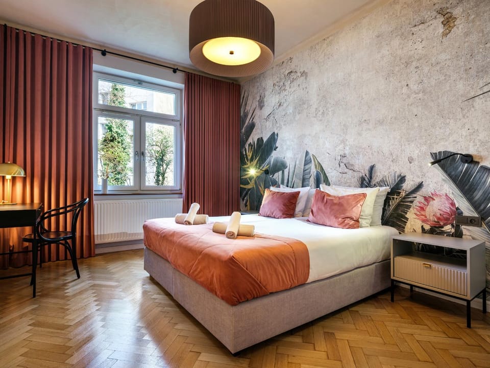 Bed, Day, View (from property/room), Photo of the whole room, Seating area, Bedroom, Garden view, internet, towels
