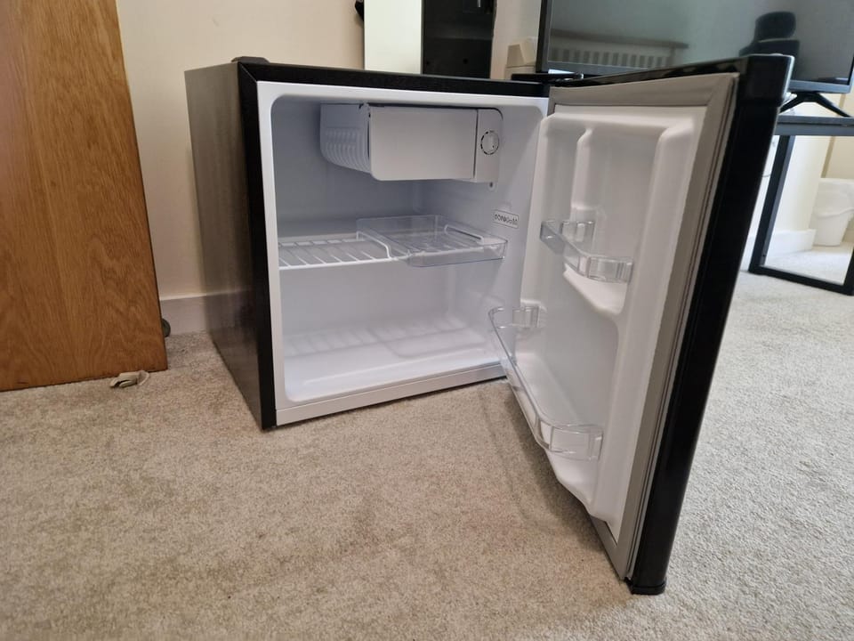 Kitchen or kitchenette, minibar