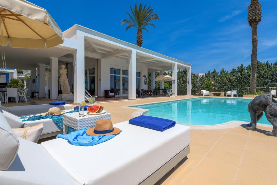 Swimming pool, sunbed