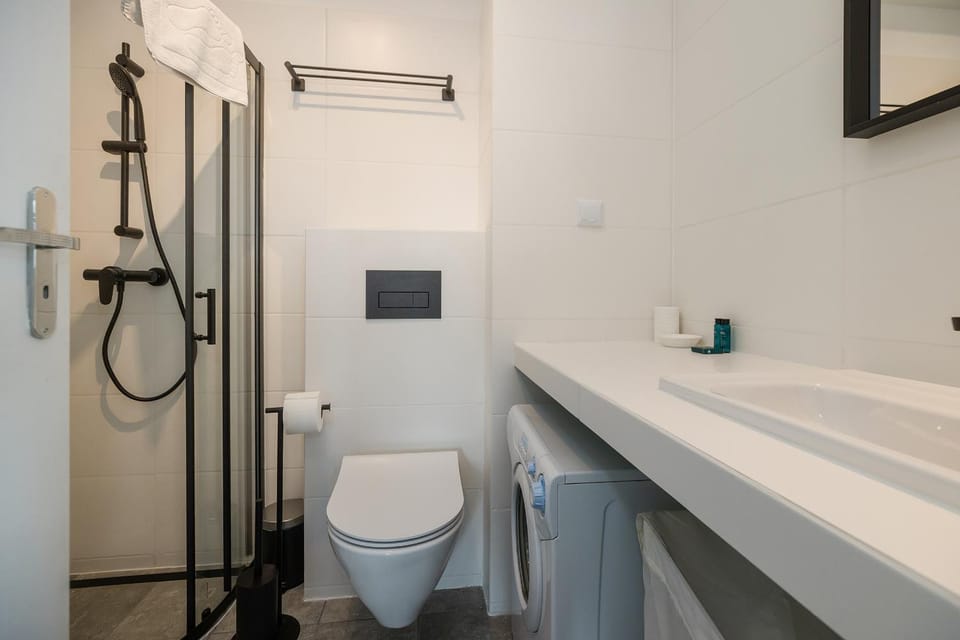 Shower, Toilet, Bathroom, towels, washing machine