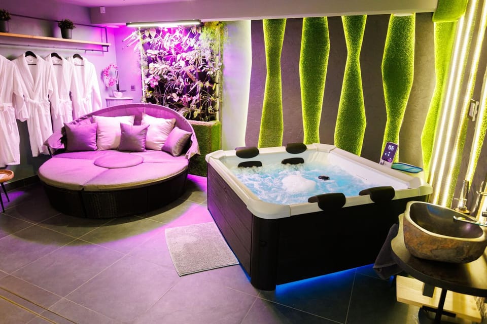 Hot Tub, Sauna, Seating area