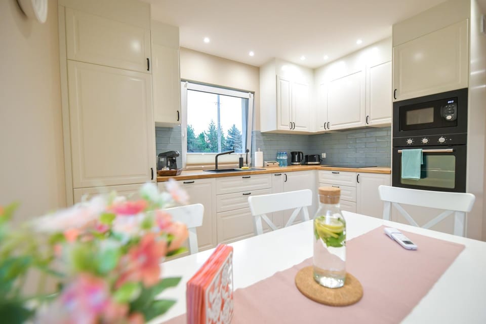 Kitchen or kitchenette, Food and drinks, Dining area, minibar, pet friendly, stove, toaster