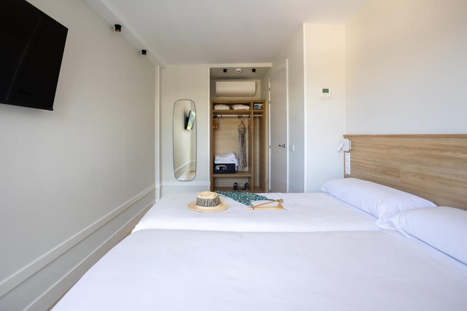 Photo of the whole room, Bedroom, wardrobe