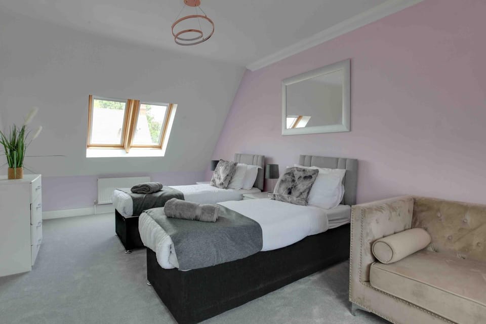 Elizabeth II Five Bedroom Spacious Home House in Braintree