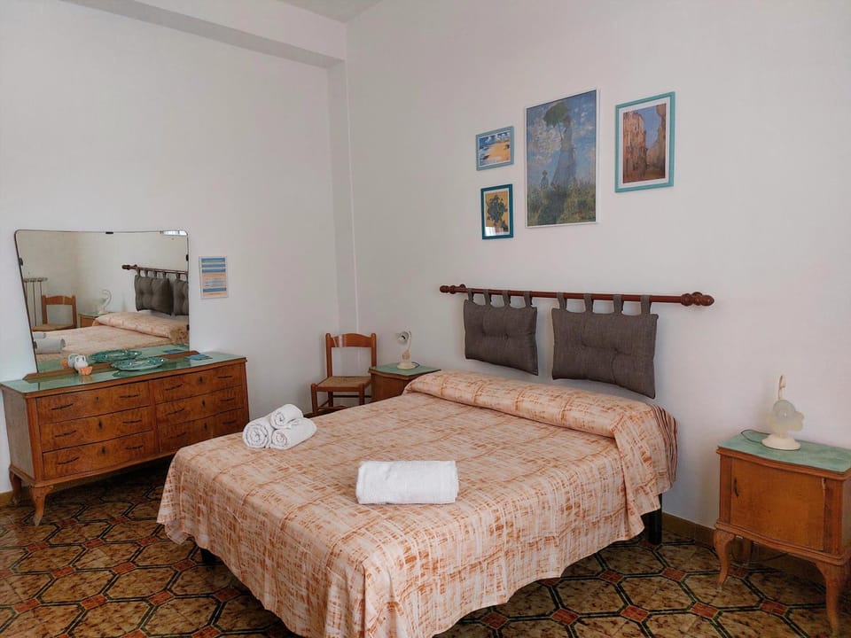 Bed, Photo of the whole room, Bedroom, towels, air conditioner