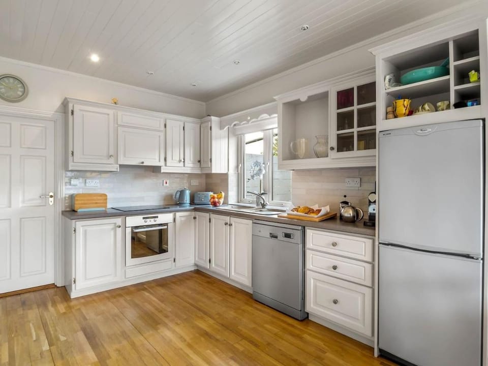 Kitchen or kitchenette, dishwasher, oven, toaster