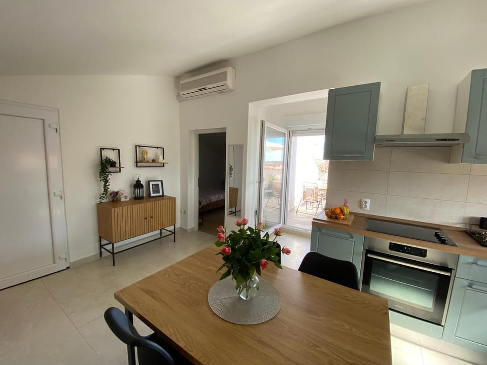 Kitchen or kitchenette, Dining area, pet friendly, air conditioner