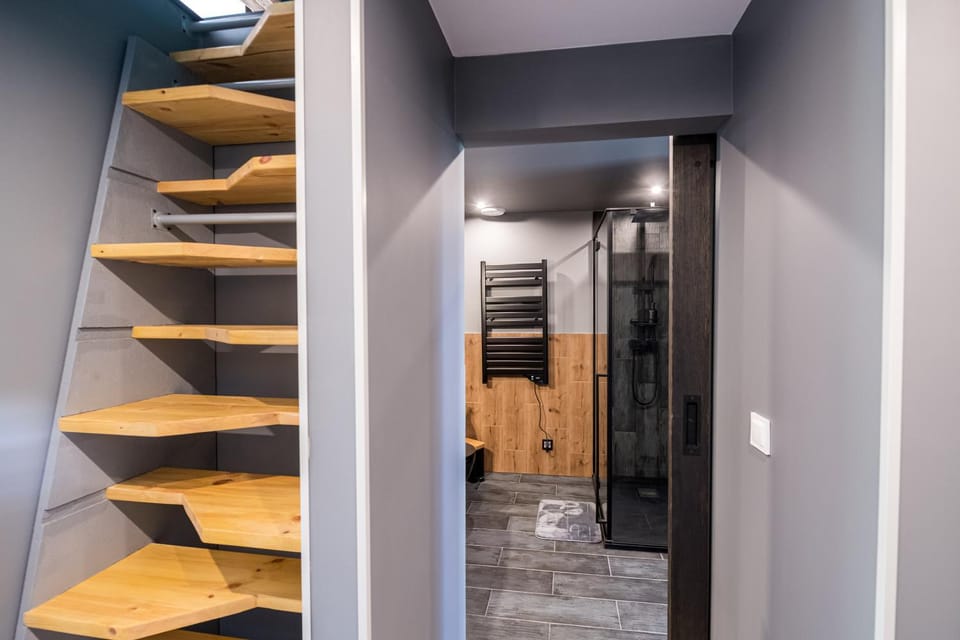Facade/entrance, wardrobe