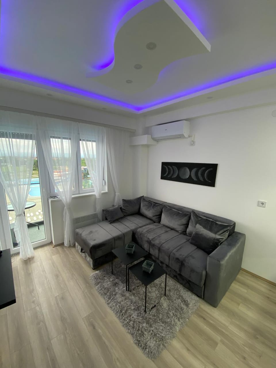 TV and multimedia, Living room, Seating area, air conditioner