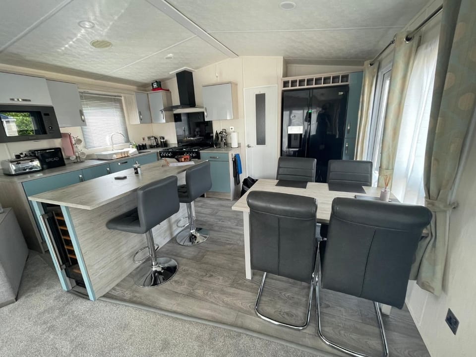 Seating area, Dining area, Breakfast, hair dresser, minibar, pet friendly, stove