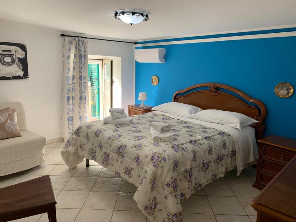 Bedroom, air conditioner