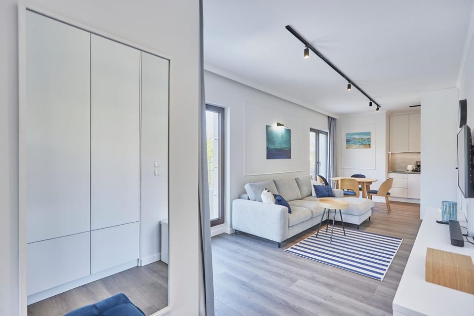 Bed, TV and multimedia, Living room, Photo of the whole room, Seating area, Bedroom