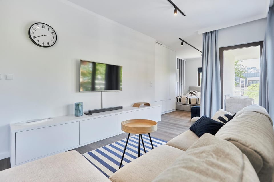 Bed, TV and multimedia, Living room, Photo of the whole room, Seating area, Bedroom