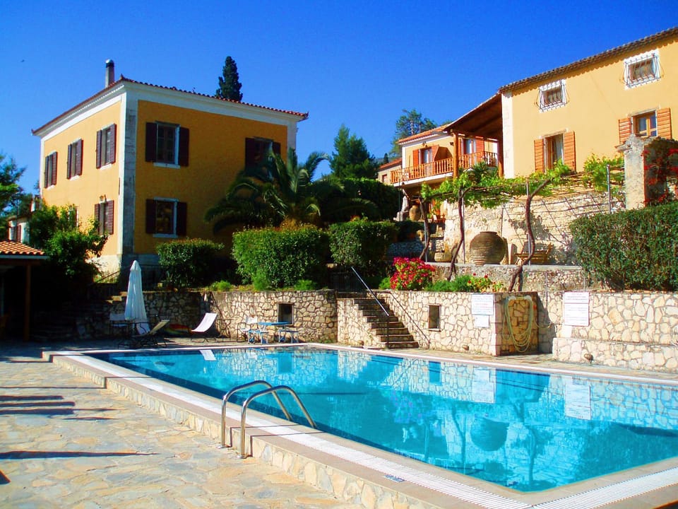 Shower, Coffee/tea facilities, Dining area, Pool view, Swimming pool, Swimming pool, Swimming pool, Meals, Breakfast, English/Irish breakfast, Lunch, Dinner, Alcoholic drinks, Non alcoholic drinks