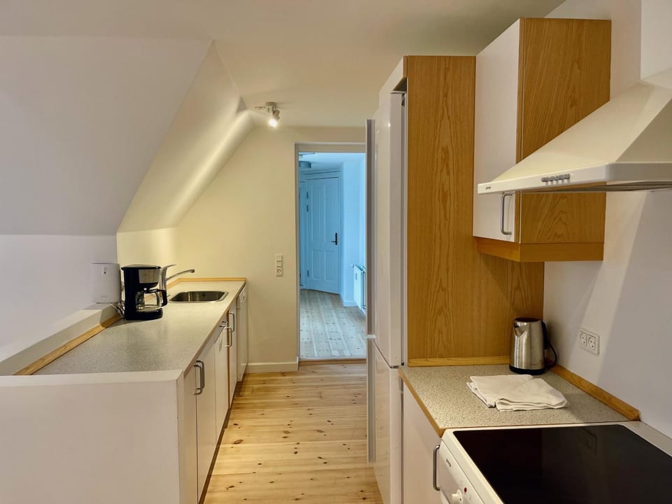 Coffee/tea facilities, Kitchen or kitchenette, oven, stove