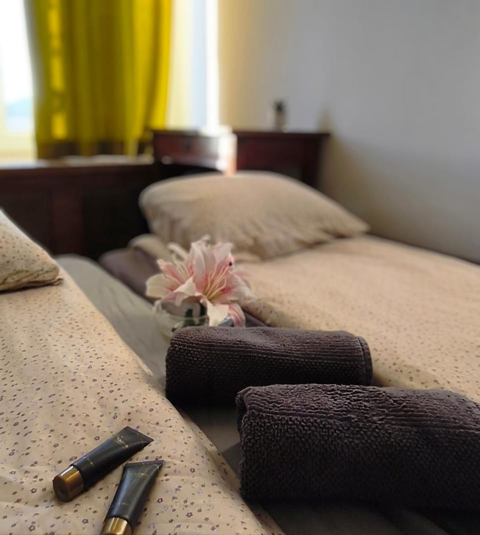 Bedroom, towels