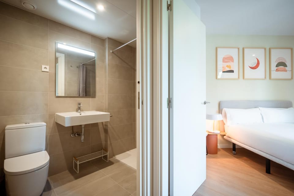 Shower, Toilet, Bed, Bathroom, Bedroom, towels