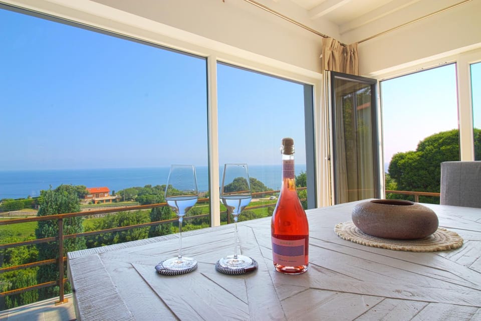 Natural landscape, View (from property/room), Balcony/Terrace, Dining area, Sea view