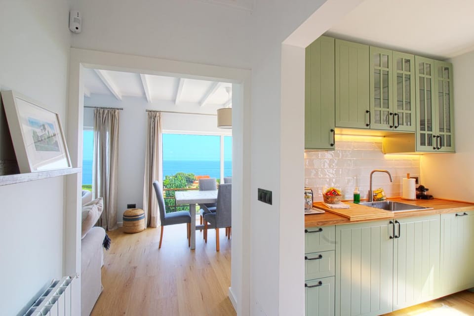 Natural landscape, Kitchen or kitchenette, Living room, Seating area, Dining area, Sea view, pet friendly, stove