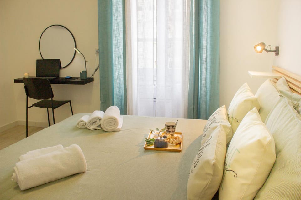 Bed, TV and multimedia, Photo of the whole room, Seating area, Bedroom, hair dresser, towels