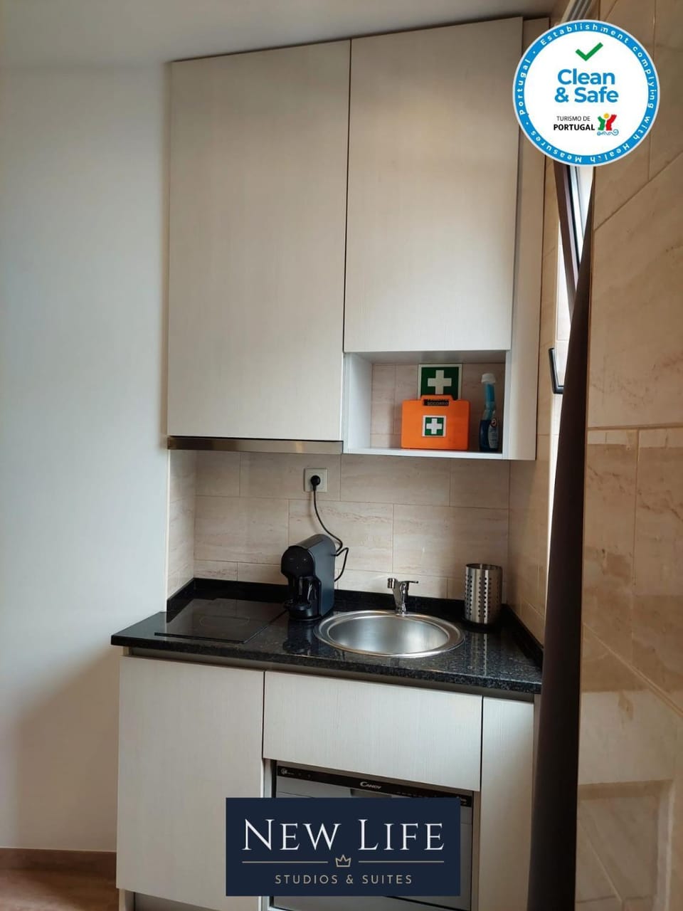 Coffee/tea facilities, Kitchen or kitchenette, Text overlay, minibar, stove