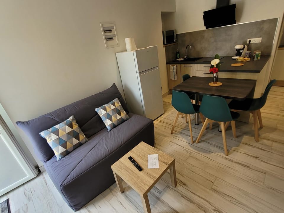 Kitchen or kitchenette, Living room, Dining area, minibar