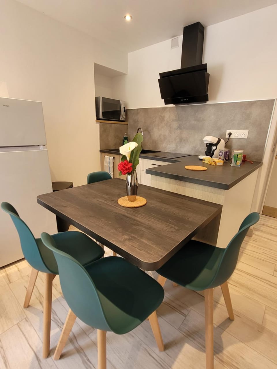 Kitchen or kitchenette, Dining area, minibar